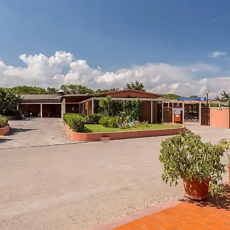 Beautiful Mobile Home In Sorso With Shared Pool Dom wakacyjny